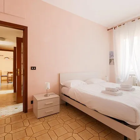 Apartament Guesthost - With Balcony- M3 Maciachini