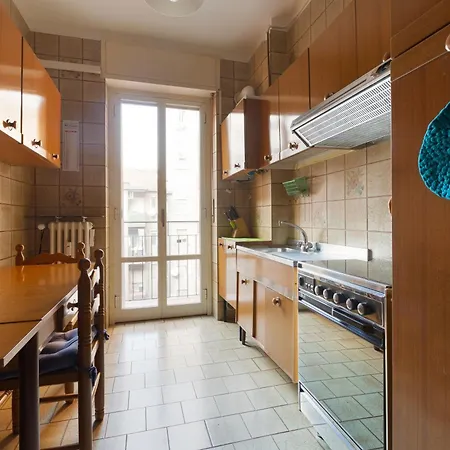 Daire Guesthost - With Balcony- M3 Maciachini Milano