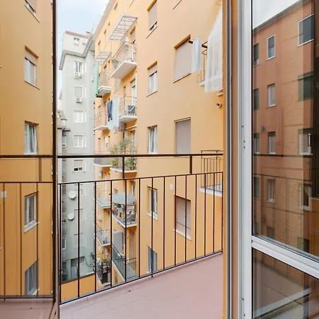 Guesthost - With Balcony- M3 Maciachini * Milan