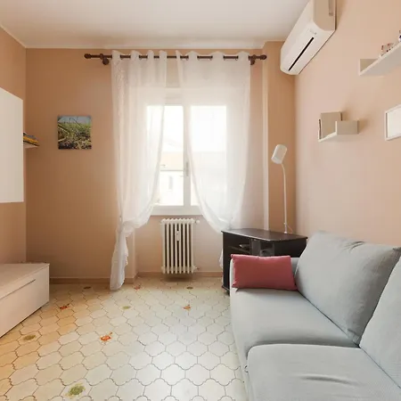 Daire Guesthost - With Balcony- M3 Maciachini Milano