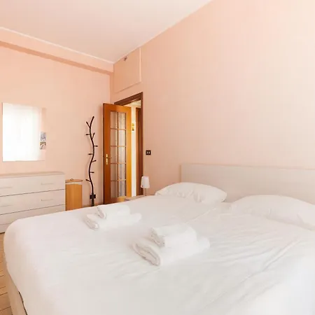 Guesthost - With Balcony- M3 Maciachini Apartment Milan