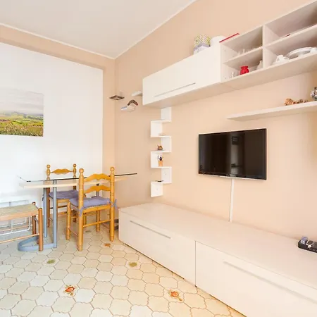 Guesthost - With Balcony- M3 Maciachini Daire Milano