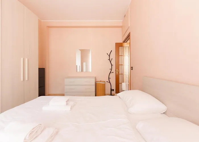 Guesthost - With Balcony- M3 Maciachini Apartment *