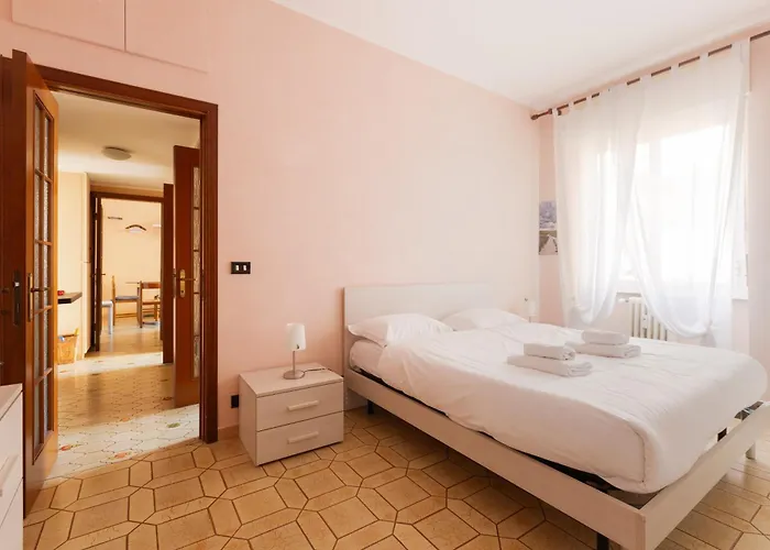 Apartment Guesthost - With Balcony- M3 Maciachini