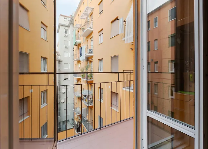 Guesthost - With Balcony- M3 Maciachini * Milan