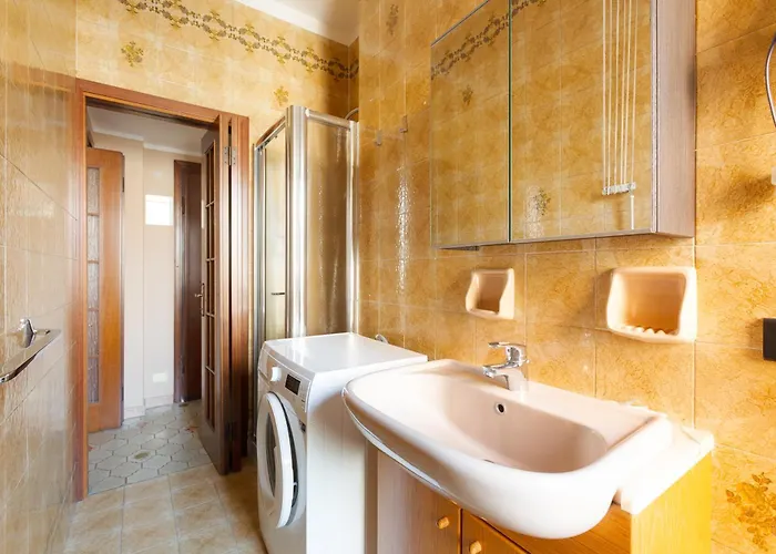 Guesthost - With Balcony- M3 Maciachini Apartment