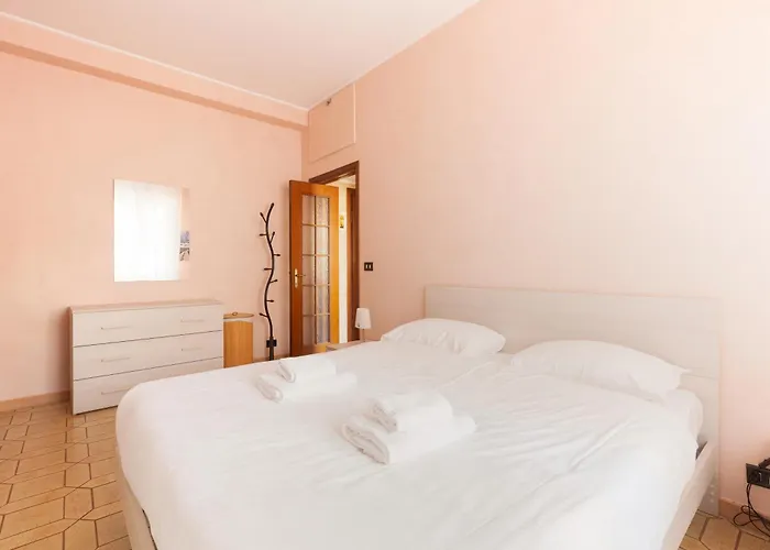 Guesthost - With Balcony- M3 Maciachini Apartment Milan