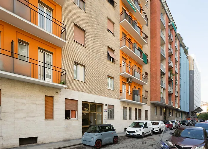 Guesthost - With Balcony- M3 Maciachini Apartment *